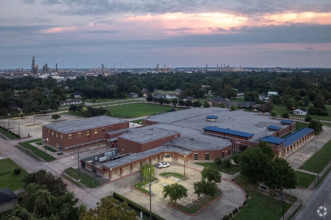Charlton-Pollard Elementary School is located in Beaumont, TX.