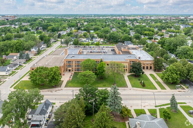 Washington Middle School in Green Bay, WI is surrounded by single family homes.