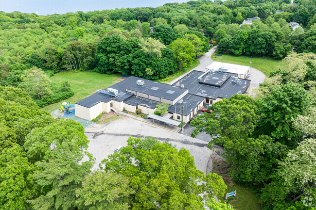 Warwick Neck Elementary School offers a niche score of B-.
