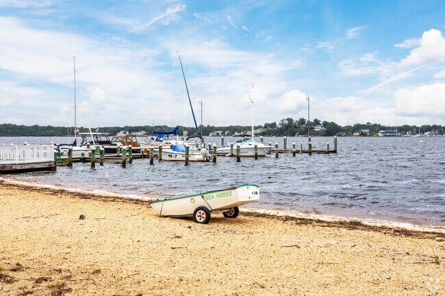 The Pine Beach Marina is a small and quaint place to dock you boat in Pine Beach, NJ.
