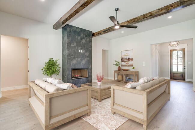 561 Royal Santana Run unit 38726760, Weatherford, TX 76087 - photo 4