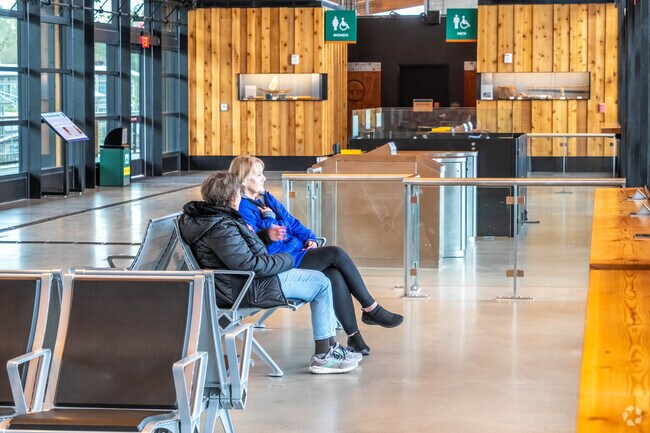 Perrinville - Seaview is close to the Edmonds ferry, connecting locals with Kingston.