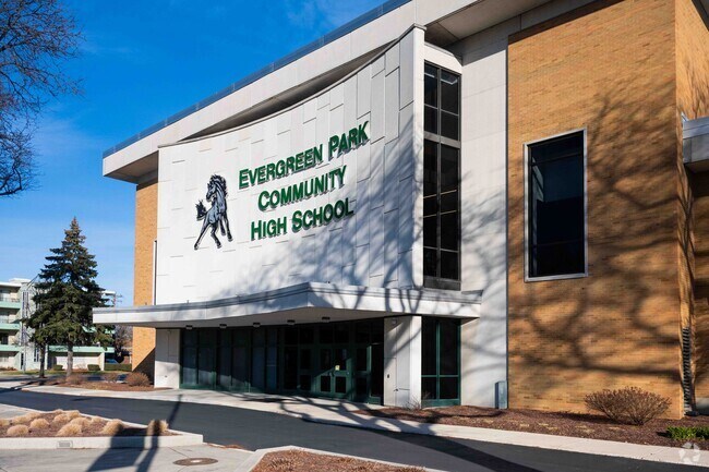 Evergreen Park High School is a public school with has 939 students in Evergreen Park.