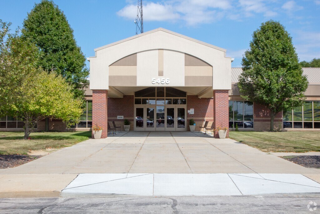 River Birch Elementary serves students in the Avon, IN community.