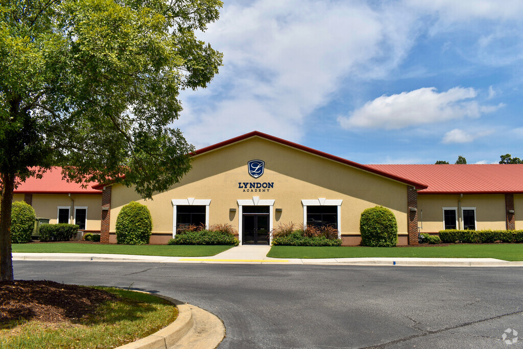 Lyndon Academy provides private education in the neighborhood of 
Holly Springs.