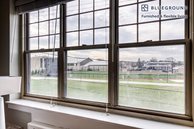 2762 Hampton Pkwy unit FL2-ID519, Evanston, IL 60201 - photo 5