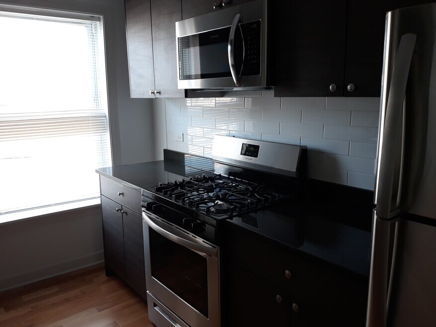 1644 W Pratt Blvd unit 1F, Chicago, IL 60626 - photo 1