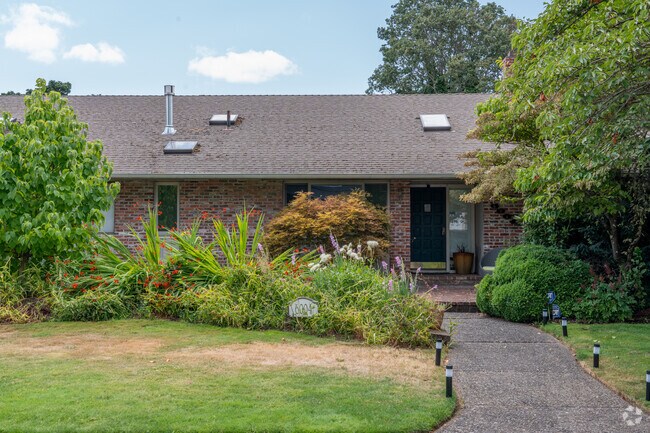 Brick and Ranch style homes can be found in the Northwest Vancouver neighborhood.