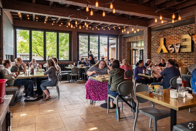 Herm’s is a favorite destination for American comfort food in Richmond.