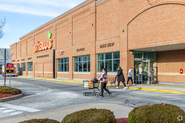 Woodville residents can find a local Shaw's grocery store close by to the neighborhood in Wakefield, MA.