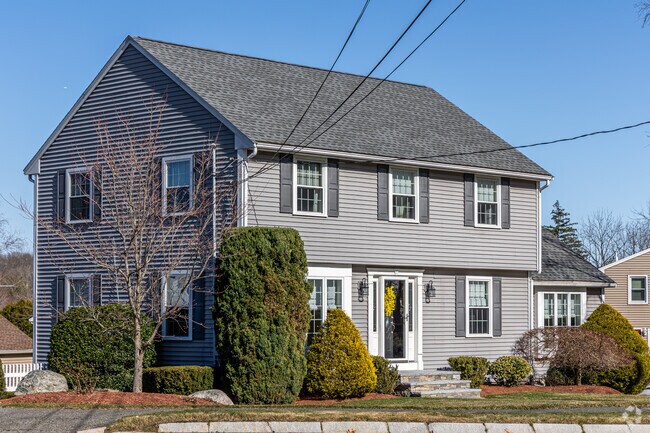 Woods Corner has many homes with nice, neat landscaped front yards.