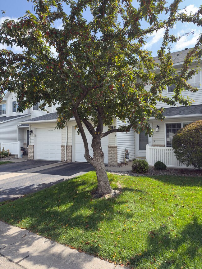 8647 Quarry Ridge Ln, Woodbury, MN 55125 - photo 2