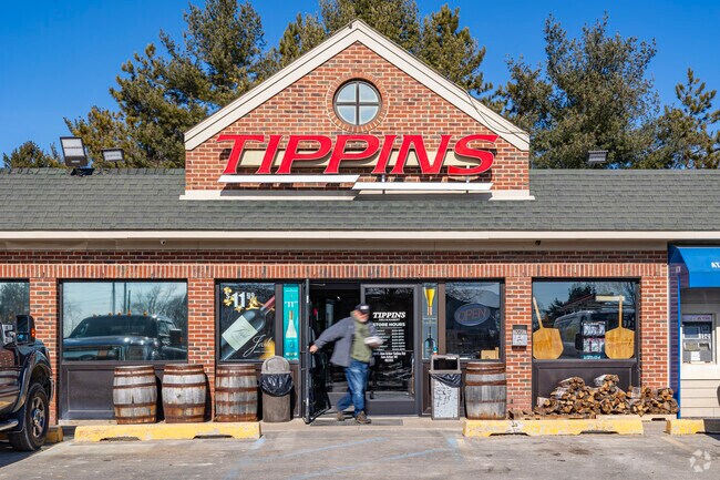 Tippins Market offers made-to-order pizza, a wide wine selection, and basic groceries.
