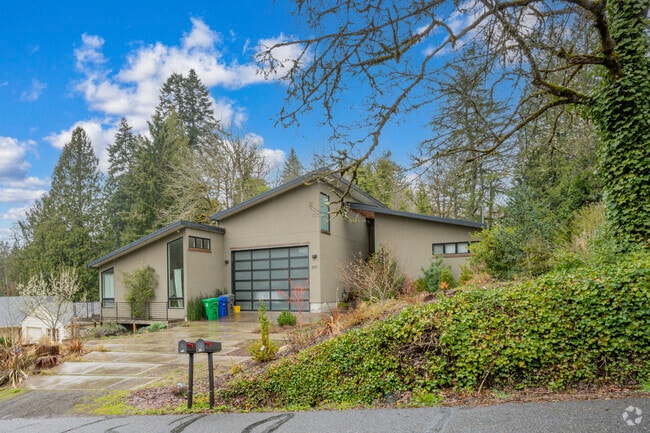 Modern Contemporary Home With Lush Ivy Landscaping in Collins View Portland