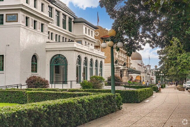 Lake Hamilton is located close to Hot Springs National Park.