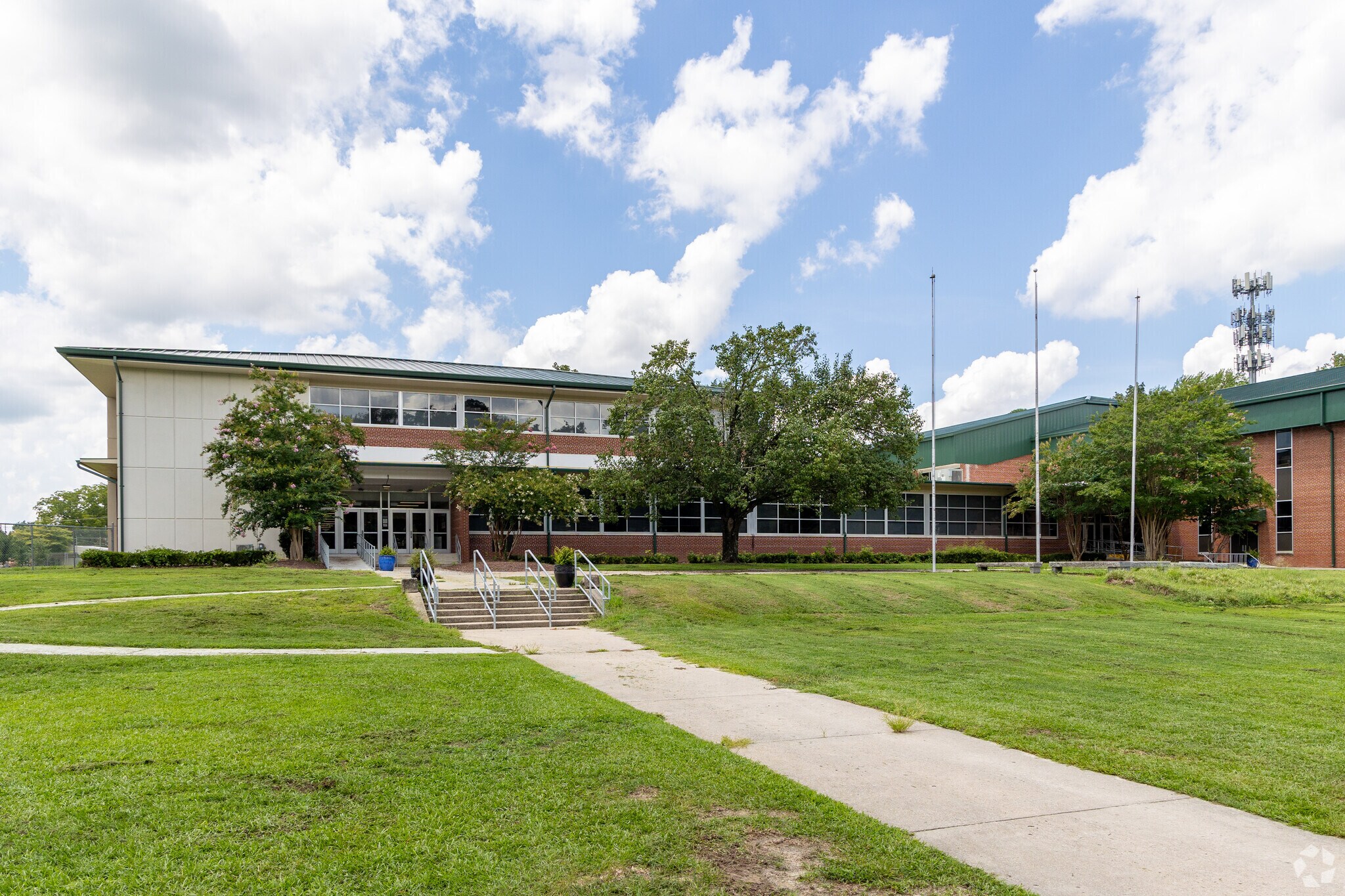 According to Niche.Com, C.M. Eppes Middle School has a student-teacher ratio of 14 to 1.