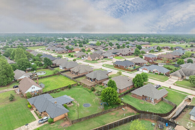 Live in a quiet suburban home in Mustang. Away from the hustle and bustle of OKC.