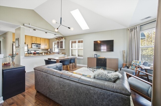 639 W Elm St, Chicago, IL 60610 - photo 2