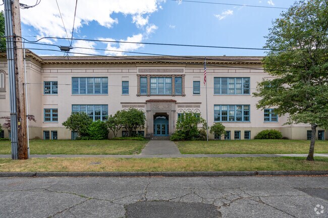 Lincoln Elementary School has an enrollment of 282 students.
