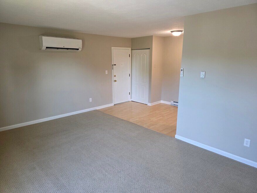 Living room/dining area