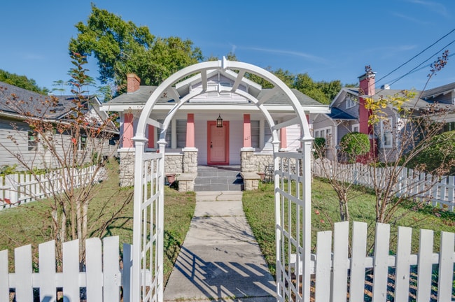 427 E Washington Ave, Eustis, FL 32726 - photo 4