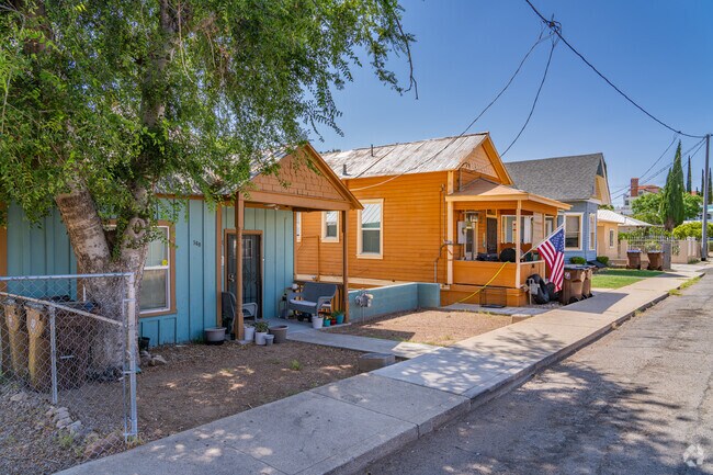 Globe’s historic neighborhoods feature compact miner’s cottages with wood siding and modest porches, reflecting the city’s early 20th-century roots.