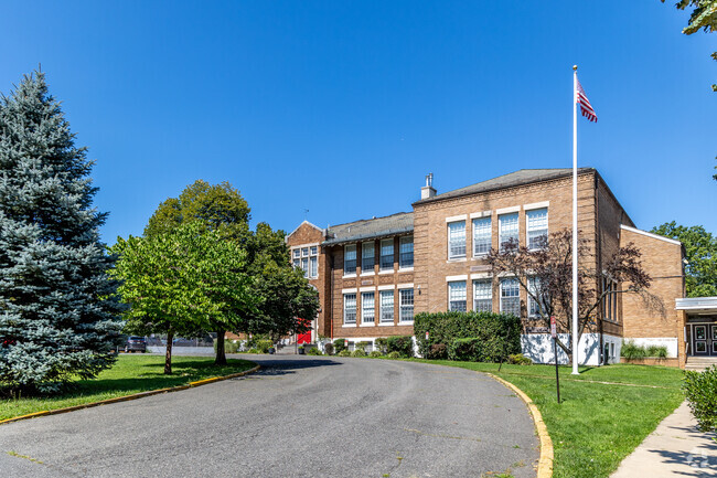 Linden Avenue School in Glen Ridge has 13 full-time teachers.