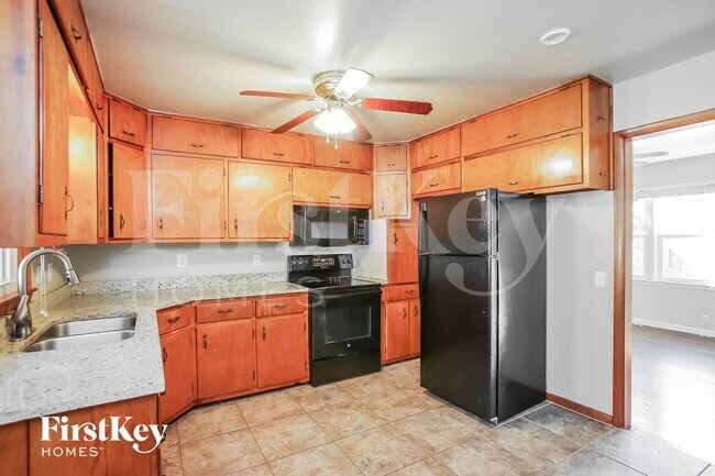 1012 Magnolia St W, Excelsior Springs, MO 64024 - photo 5