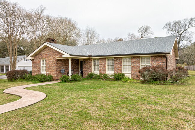 Ranch style homes can be found when looking to move to Abbeville.