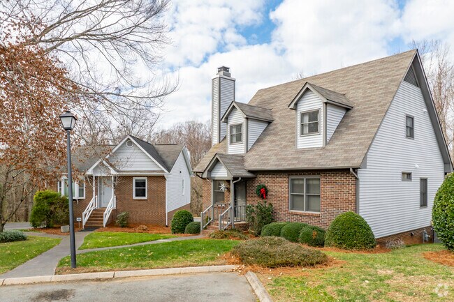 Cotttage style home communities offer smaller footprint homes in Stonebridge-Rollinghills.