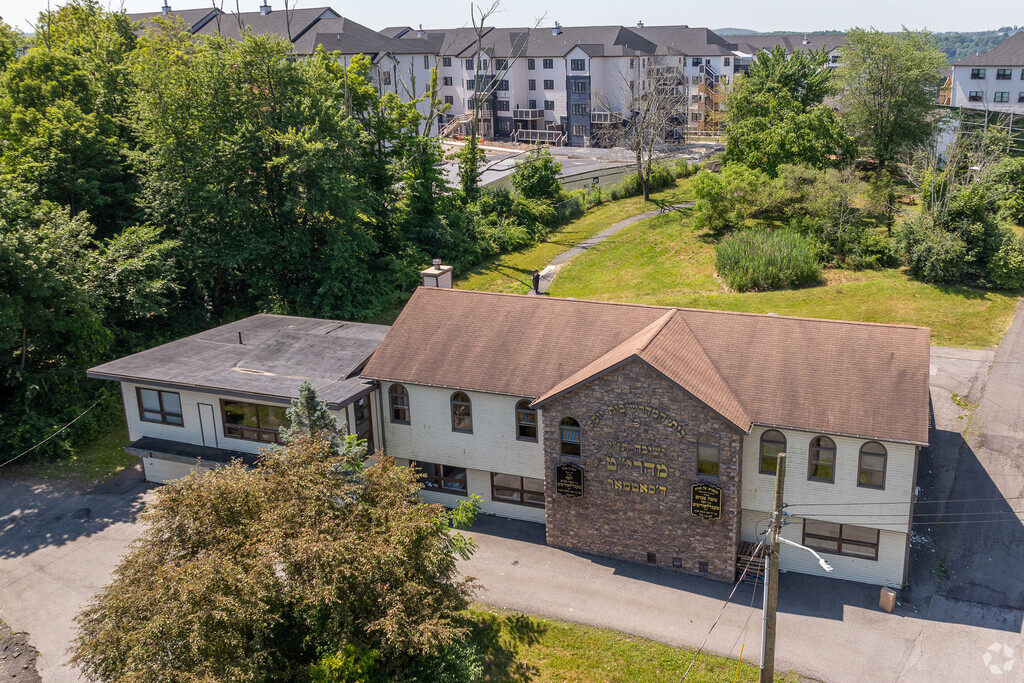 Yeshiva Gedola Maharit D'Satmar, a private high school, is one of many yeshivas in Kiryas Joel.