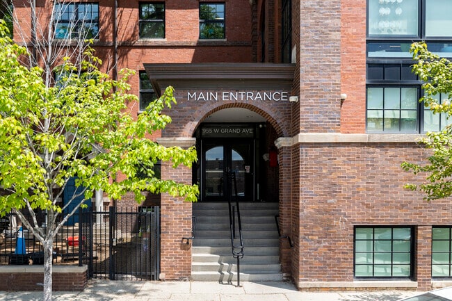 The main entrance to Bennett Day School.