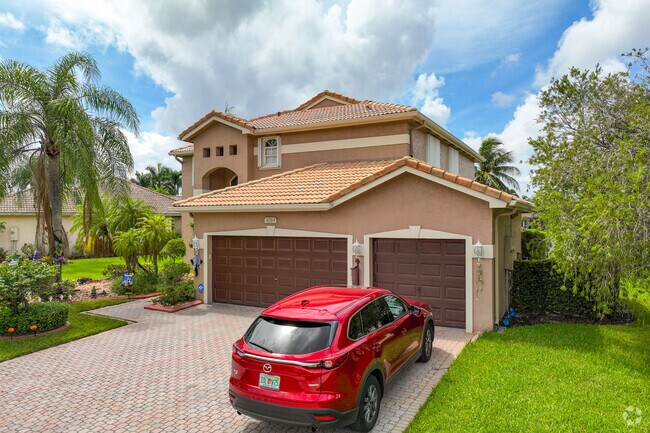 You will find majority of the family homes with 3 car garage in Stoneridge Lake Estates.