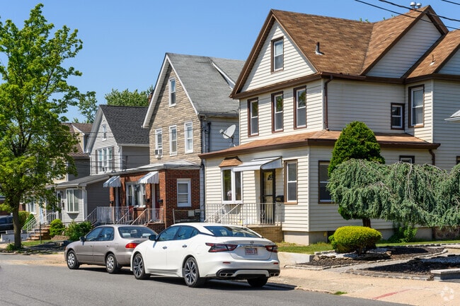 Lyndhurst homes are typically close to the street, reflecting its compact layout.