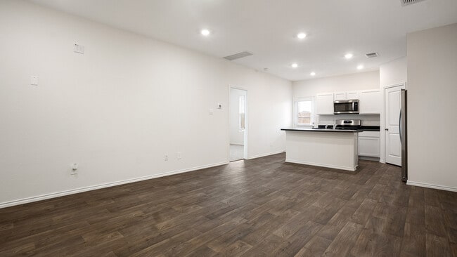 618 Arnold Loop unit B, Uhland, TX 78640 - photo 4