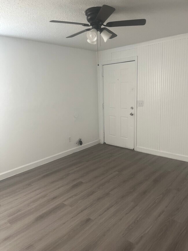 6806 Thomas Cir unit B, Tampa, FL 33619 - photo 4