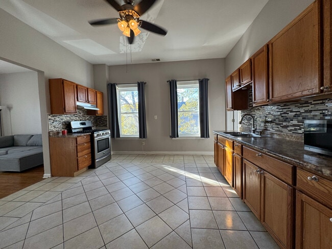 1858 W 21st Place unit 2F, Chicago, IL 60608 - photo 2