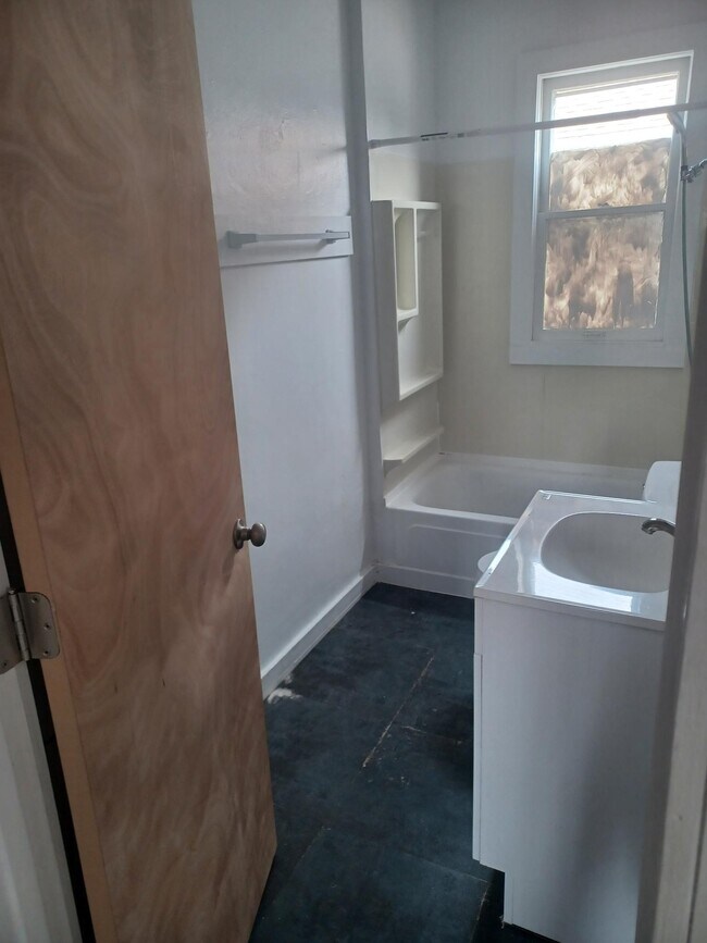 4305 Sheridan Rd unit CLOSE TO LAKE PARKS, Kenosha, WI 53140 - photo 3