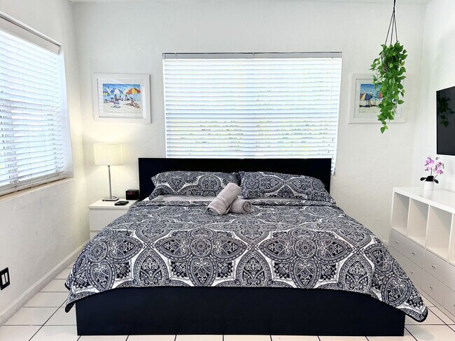 322 Oregon St unit FL2-ID1034662P, Hollywood, FL 33019 - photo 2