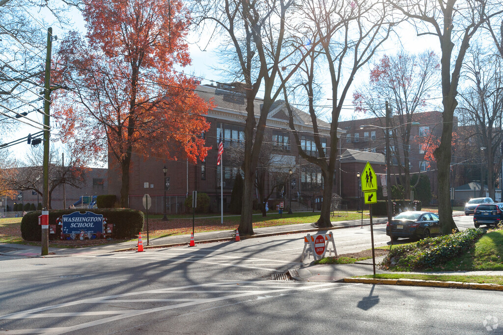 Washington School provides education in the neighborhood of 
Rutherford.