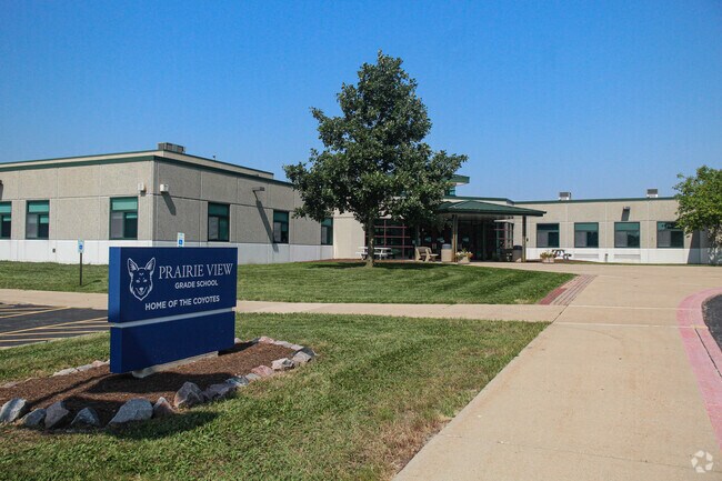 Prairie View Grade School provides private education in the neighborhood of Providence.