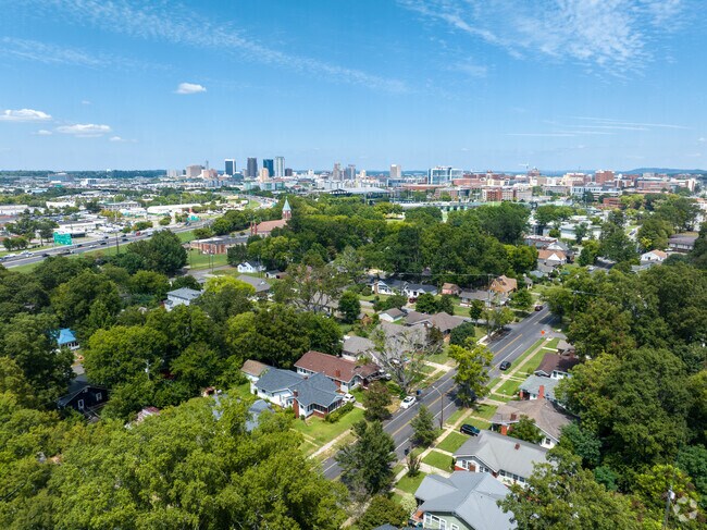 Enjoy being close to all of the things to do downtown when you live in Glen Iris.