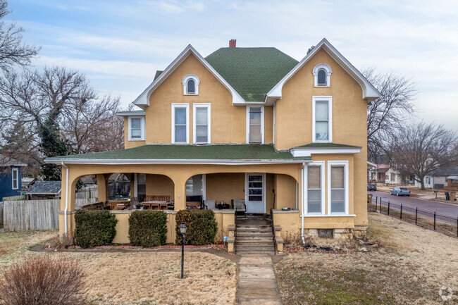 There are also plenty of larger estates throughout Hutchinson.