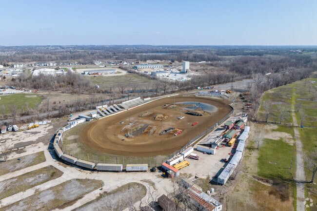 High-speed car races at Valley Speedway