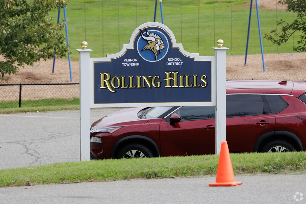 Rolling Hills Elementary School in Vernon, NJ has 406 students in grades 2-3.