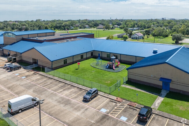 DeQueen Elementary School is a clean and well maintained campus.