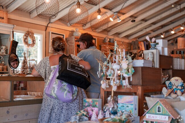 Makawao hosts galleries and studios for art enthusiasts.