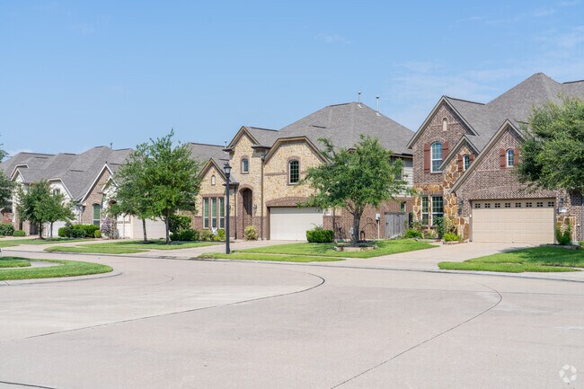 Contemporary designs and inviting streetscapes make Cypress Creek Lakes a top choice for modern lifestyles.