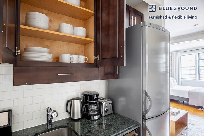 535 Hudson St unit FL3-ID1033, New York, NY 10014 - photo 6