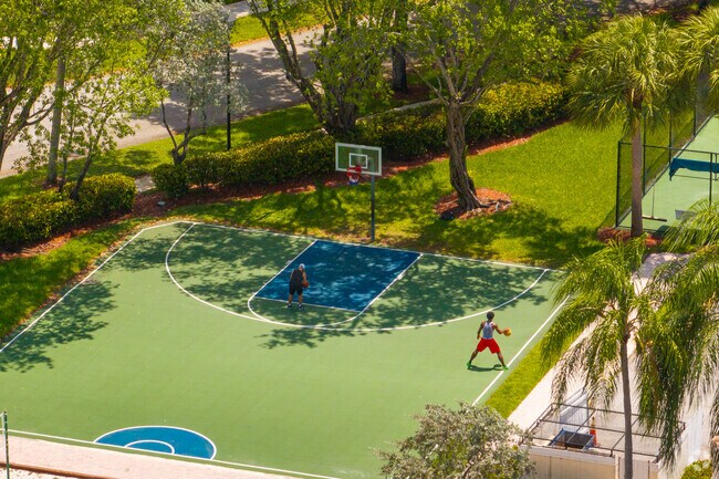 Regency Lakes has great outdoor sport facilities for the residents.